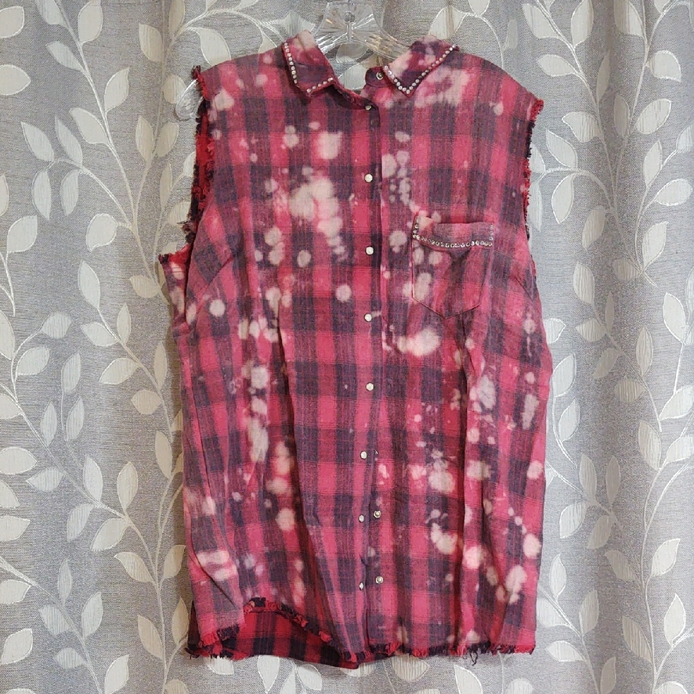 A Rare Bird Red and Black Plaid Sleeveless Button-Up Shirt size O/S